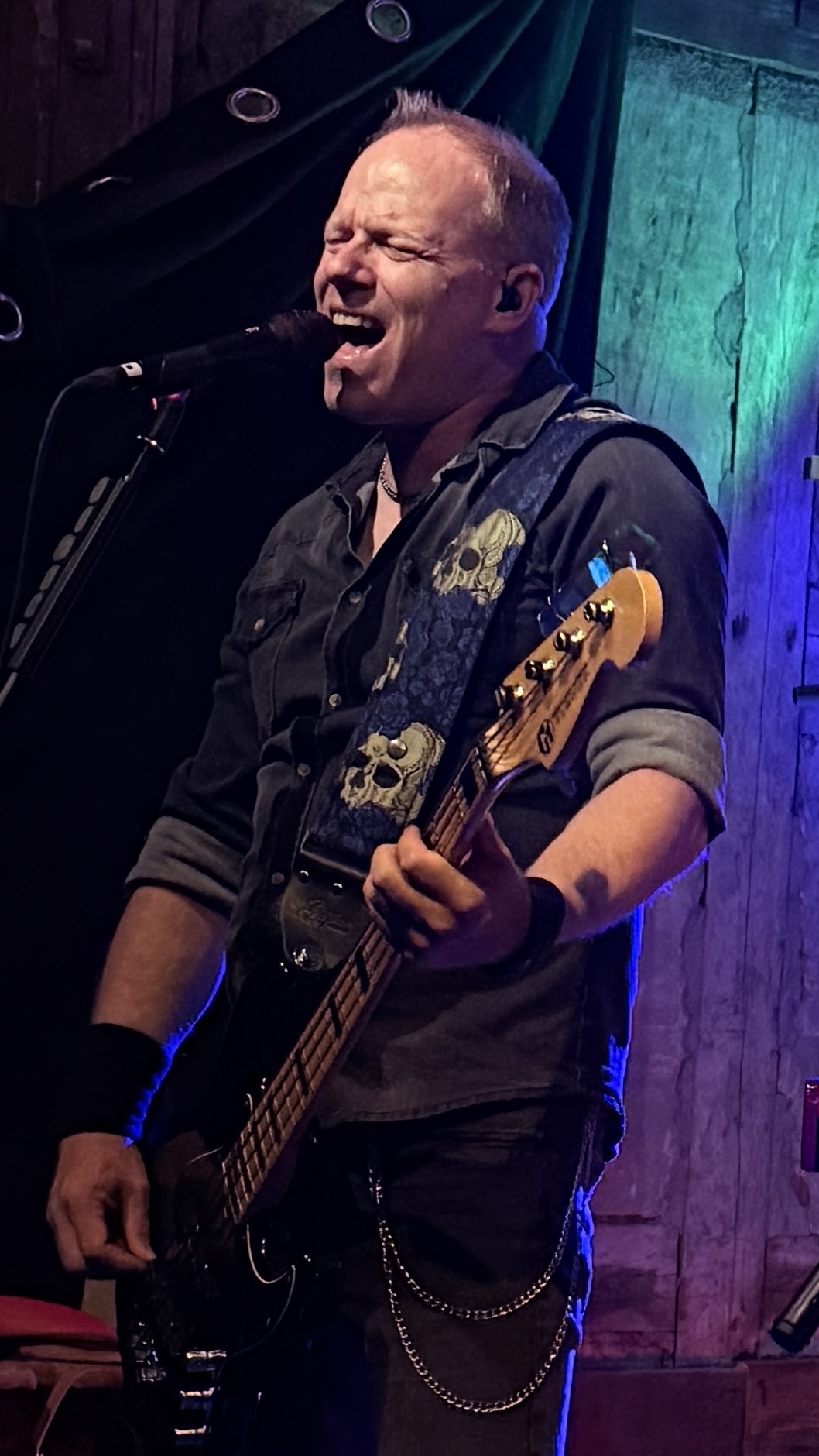 Lars Palenzatis performing live